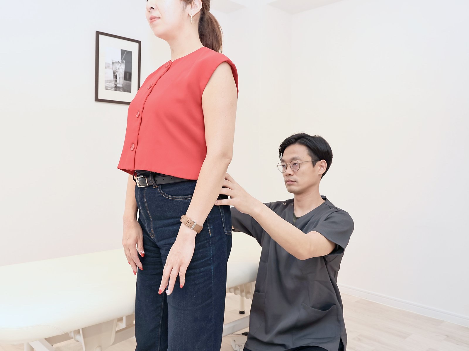立った姿勢で骨盤と股関節の状態を確認する様子