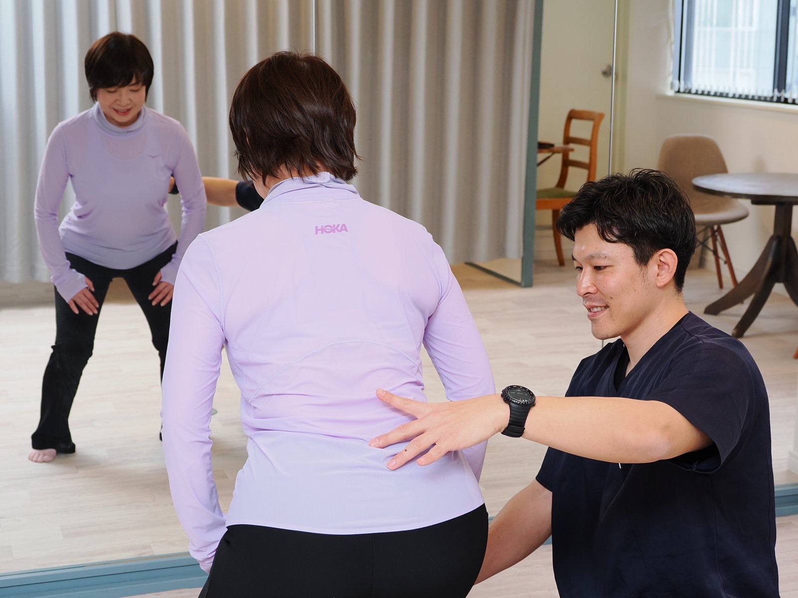 立った姿勢で腰の動きを確認する様子